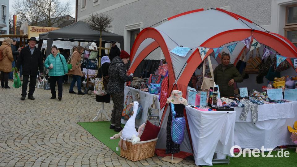 Großes Interesse fand am Sonntag der traditionelle Ostermarkt in Mitterteich. Bild: jr