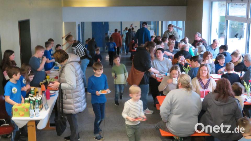 An der Grundschule Konnersreuth gab es heuer wieder ein Osterfrühstück. Bild: Birgit Lehmann/exb