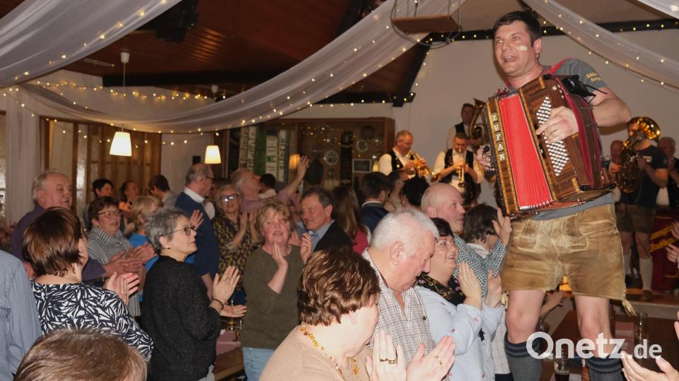 Die Besucher hielt es nicht mehr auf den Sitzen, als Markus Moosburger vom Trio "Bauernsaufzer" zum Finale aufspielte. Bild: Hirsch