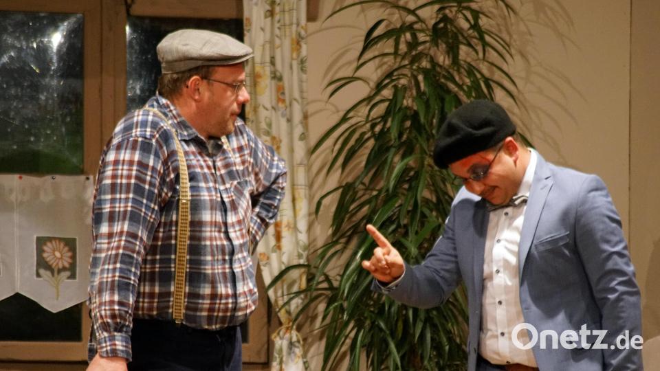 Der Opa (links, Thomas Sertl), hier mit Geigenlehrer Baldouin (Patrick Hamerla), hat&#039;s faustdick hinter den Ohren. Bild: jma