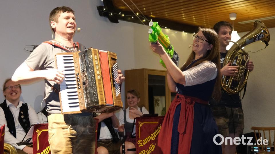 Die "Bauernsaufzer" mit "Giftspritzen" Crissy sind regelmäßig Gast bei den Brettl-Spitzen. Auch in Stulln begeisterten sie mit ihrer Show. Bild: Hirsch