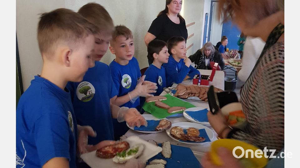 An der Grundschule Konnersreuth gab es heuer wieder ein Osterfrühstück. Hier im Bild die Schüler der vierten Klasse am Buffet. Bild: Birgit Lehmann/exb