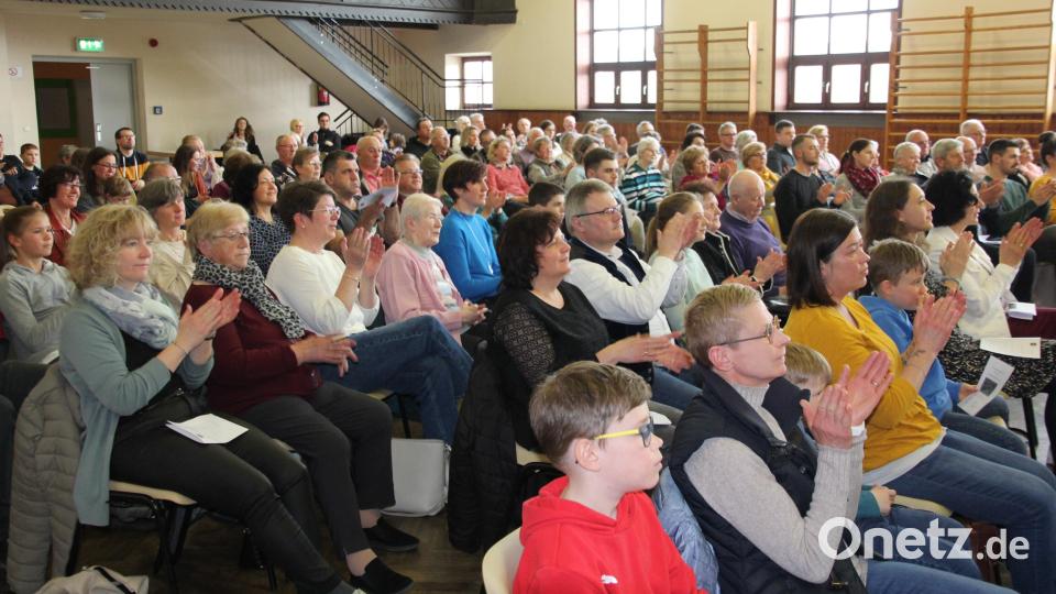 Zwar nicht ausverkauft, aber dennoch gut gefüllt war die Waldsassener Stadthalle beim Frühjahrskonzert der Blaskapelle Falkenberg. Bild: kro