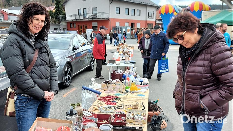 Kontaktfreude ist für die Verkäuferin beim Flohmarkt (links) eine Selbstverständlichkeit. Bild: lg