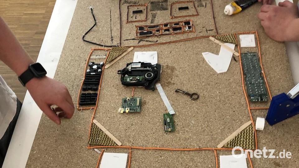 Der Elektroschrott musste erst einmal zerlegt werden. Bild: Irene Fritz/exb