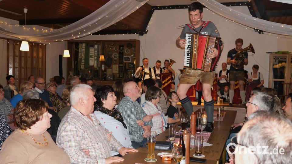 Markus Moosburger vom Trio "Bauernsaufzer" sprang mit seiner Quetschn auf den Tisch und stimmte Schunkellieder an. Sehr zur Freude der Gäste im ausverkauften Bodensteiner Saal. Bild: Hirsch