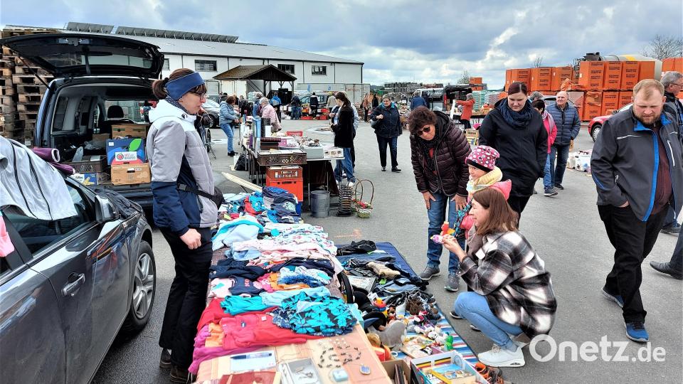 Veronika Wilhelm (links) fand als Neuling beim Flohmarkt auf dem Herzog-Gelände schnell einen Zugang zu ihren Kunden, egal ob Jung oder Alt. Bild: lg