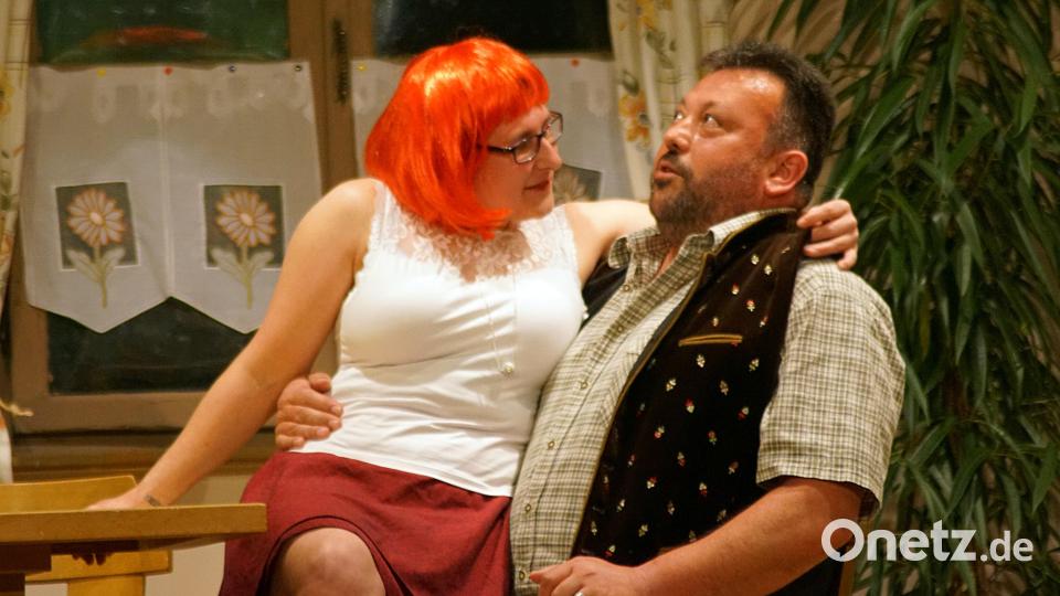 Desiree (Katrin Himmelhuber) macht dem Fidel (Thomas Riedhammer) schöne Augen, um ihn für den Verkauf seines Grundstücks zu erweichen. Bild: jma