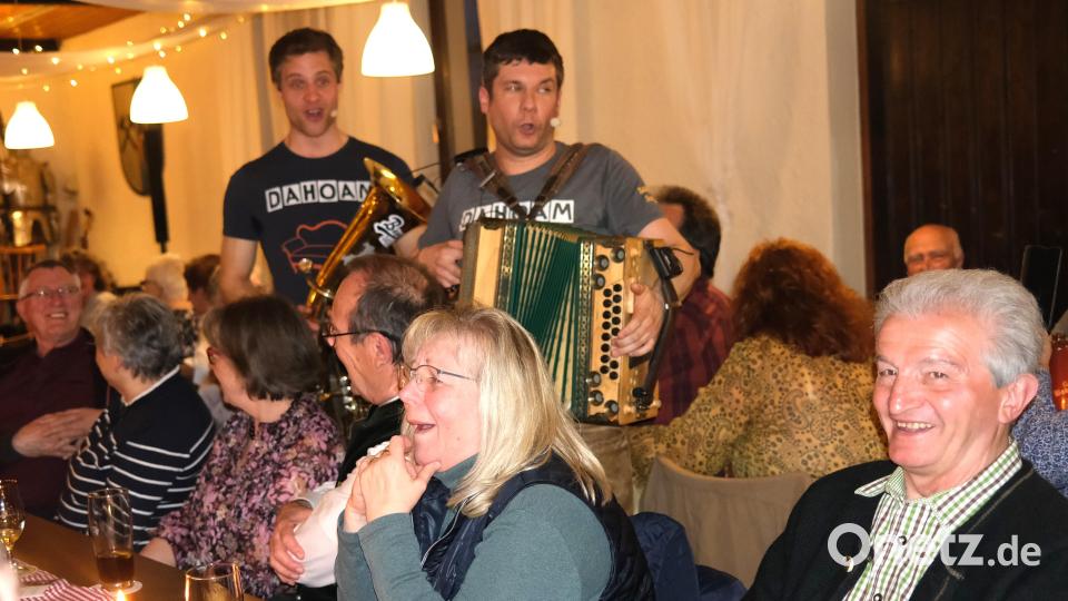 Markus und Stefan von den "Bauernseufzern" begeisterten mit ihrem "Gstanzl-Gesang". Bild: Hirsch