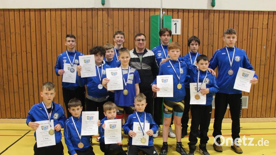 Die erfolgreichen Nachwuchsringer des RC Bergsteig Amberg mit Trainer Peter Leifridt (Mitte). Bild: Regina Findling/exb