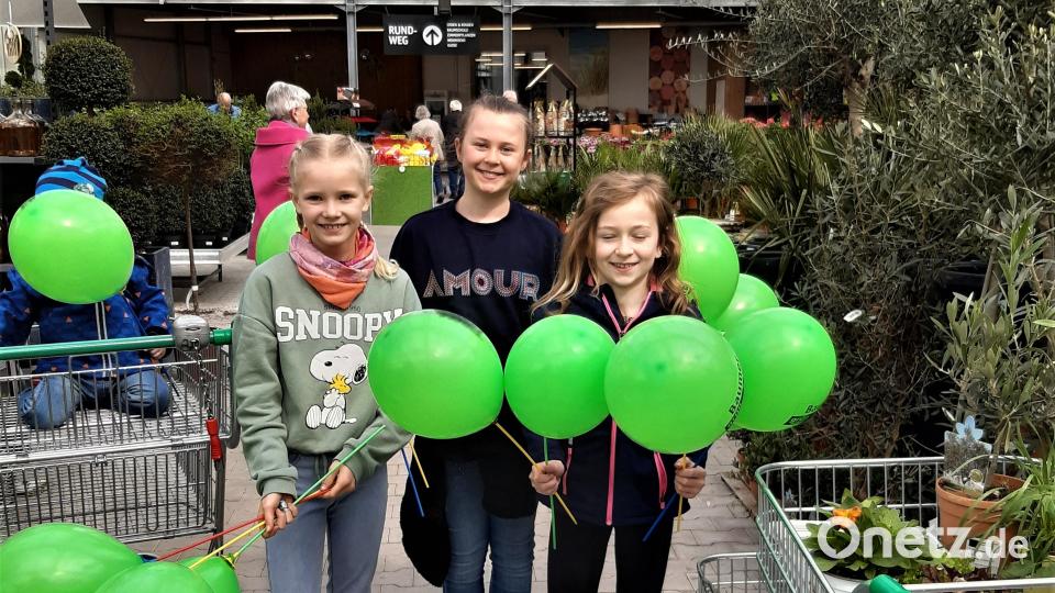 Grüne Luftballons verteilten die Kinder als Mitbringsel vom Frühlingsmarkt. Bild: lg