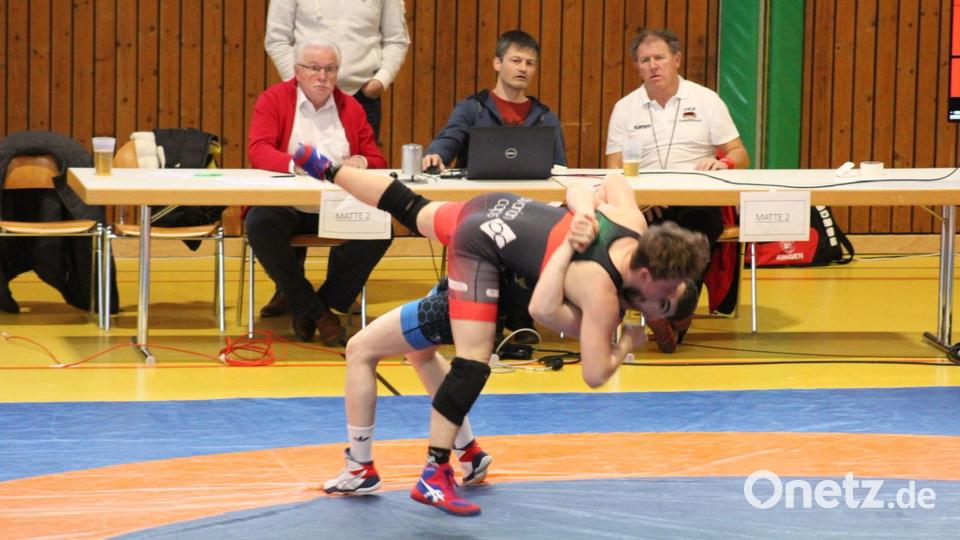 Der Amberger Dimitri Katkov (blauer Kampfanzug) setzt zu einem „Suplex“-Überwurf an. Als Viertplatzierter verpasste er das Siegerpodest nur ganz knapp. Bild: Regina Findling/exb