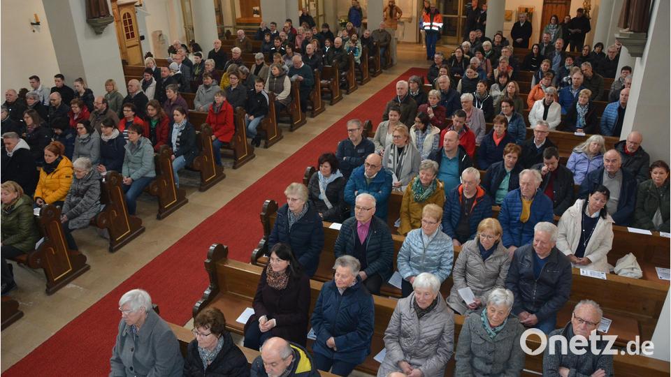 Nahezu voll besetzt war die Stadtpfarrkirche St. Jakob beim Osterkonzert. Bild: jr