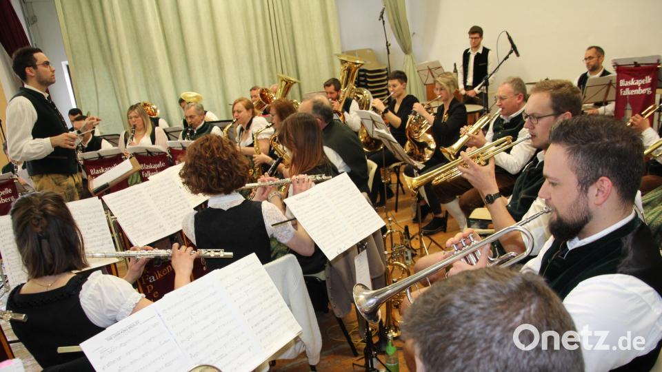 Die Blaskapelle Falkenberg unter Leitung von Franz Stierstorfer (links) gab ein mitreißendes Frühjahrskonzert in der Waldsassener Stadthalle. Bild: kro
