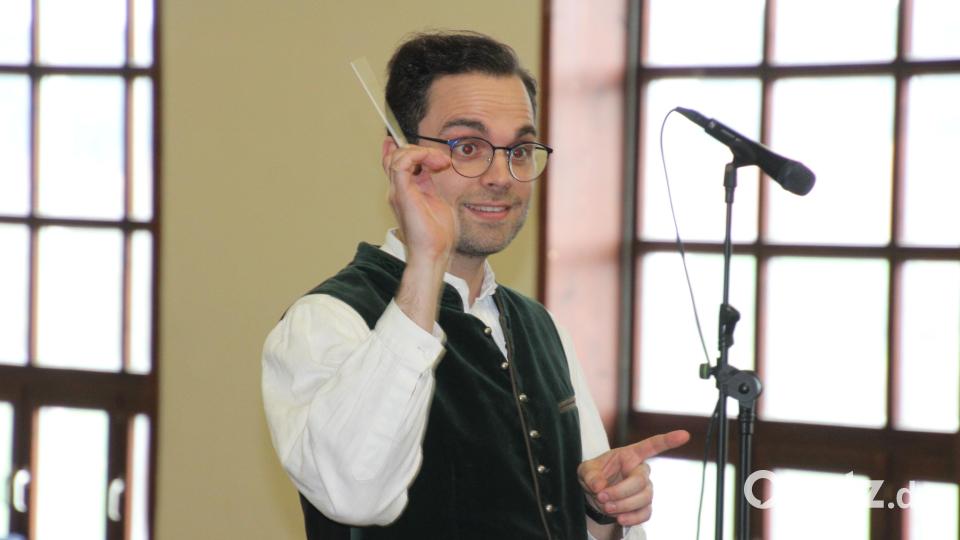 Selbstbewusst und konzentriert: Dirigent Franz Stierstorfer. Bild: kro