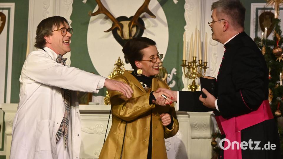 Theater Ammerthal - Von Weihwasserwolke und Heiligenschein eingehüllt ist der mehr als fromme Geistliche Edelbert Maria Singerl (r.), der zusammen mit der engagierten Bürgermeisterin Laura Kempfert (2.v.r.) und dem stotternden Human- und Tiermediziner Dr. Dr. Guido Bach (l.) die Verfehlungen des Gutsherrn und des Pferdemetzgers auf teilweise nicht legale Art und Weise aufdecken. Bild: gf