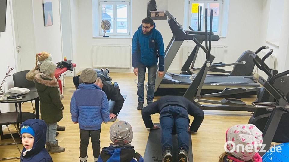 Sportliche Aufgaben müssen die Väter bei der Vater-Kind-Rallye im Physiocenter erfüllen. Bild: fvo