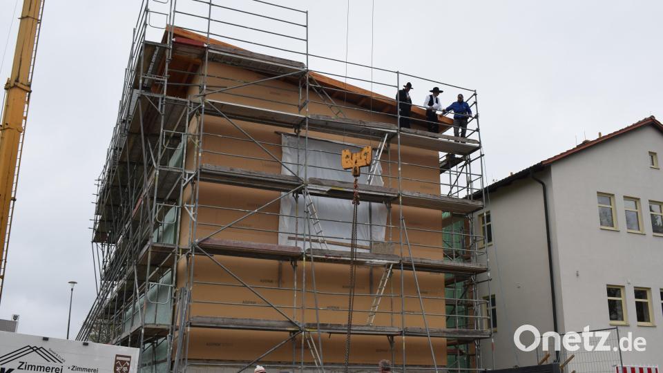 Nach kurzer Bauzeit wurde der Rohbau des Erweiterungsbaus um Krippe und Hort fertiggestellt.
Am Freitag war Richtfest. Bild: bnr