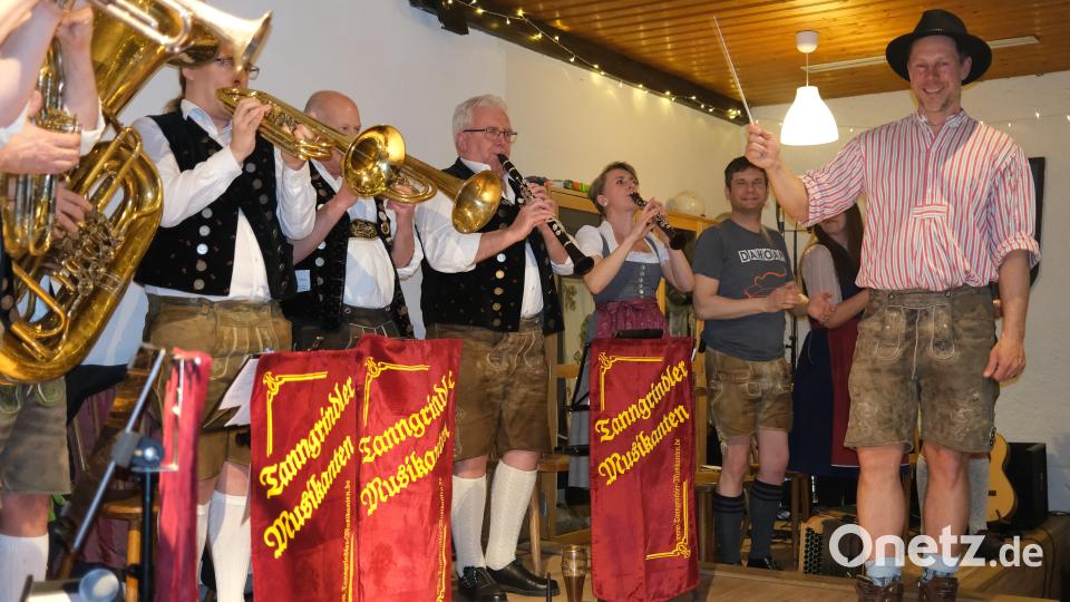 Gregor Bodensteiner (rechts) hatte die "Tanngrindler Musikanten" engagiert und durfte die Eröffnungspolka dirigieren. Bild: Hirsch