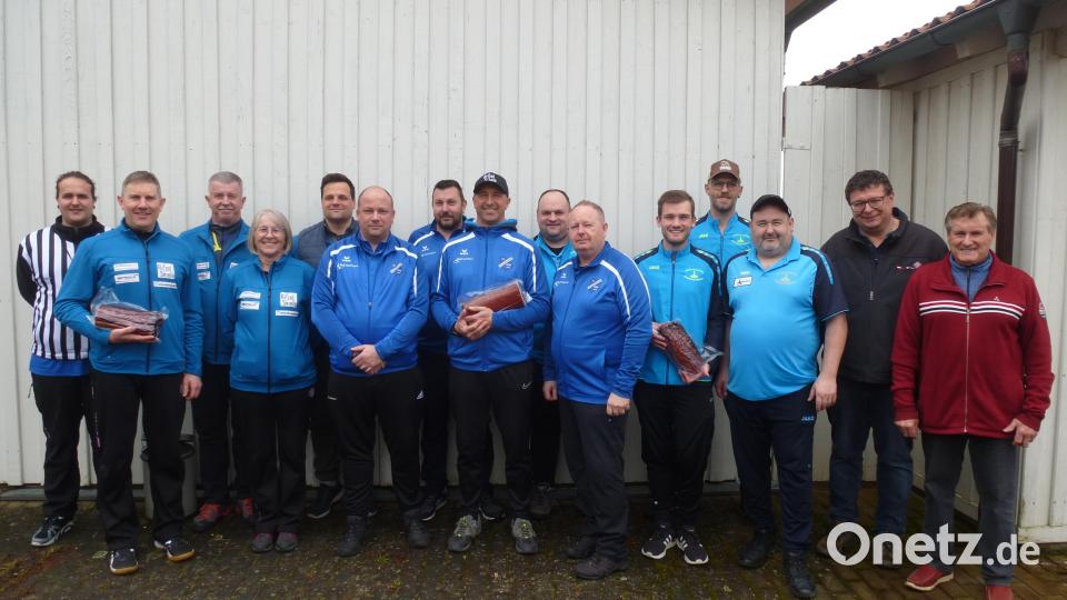 Auf &quot;Daubenjagd&quot; gingen 21 Mannschaften beim Georg-Koppmann-Gedächtnisturnier in der Stockhalle des FC Kaltenbrunn. Auf dem Bild die Besten der Gruppe II. Bild: bk