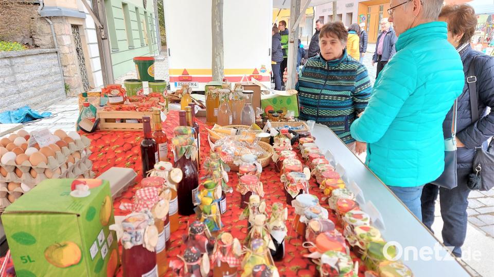 Annemarie Hubatsch (links) ist mit ihren ländlichen Produkten nicht nur an den großen Markttagen, sondern an jedem Donnerstag beim Wochenmarkt vertreten. Bild: lg