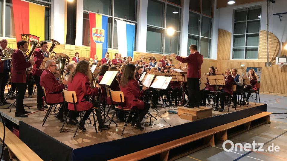Immer souverän dirigierte Benno Englhart zum Schluss das große Orchester (in rot) mit seinem Nachwuchs (in blau). Bild: mma