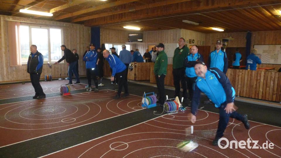 Kraftsport betrieben 84 Stockschützen in der Stockhalle. Bild: bk