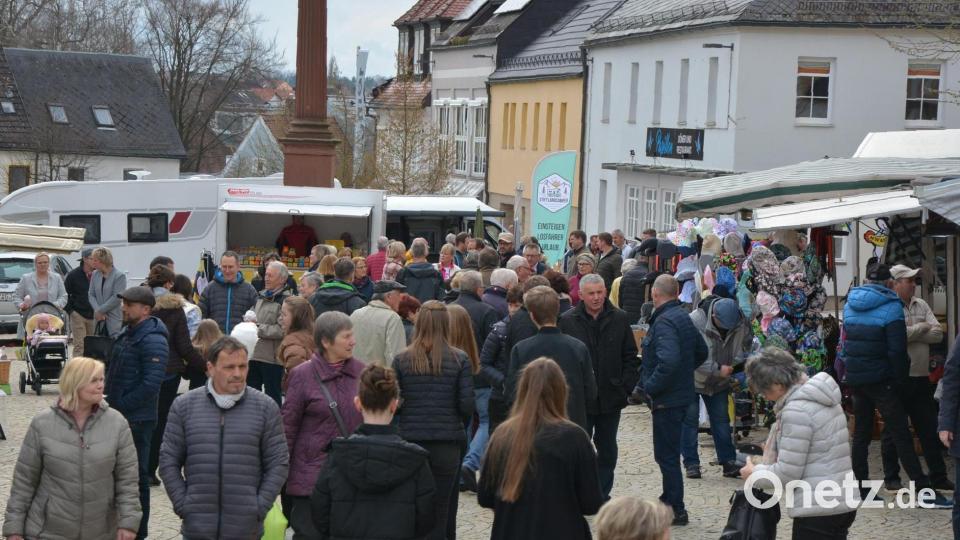 Großes Interesse fand am Sonntag der traditionelle Ostermarkt auf dem Kirchplatz (Bild) und dem Oberen Marktplatz in Mitterteich. Bild: jr