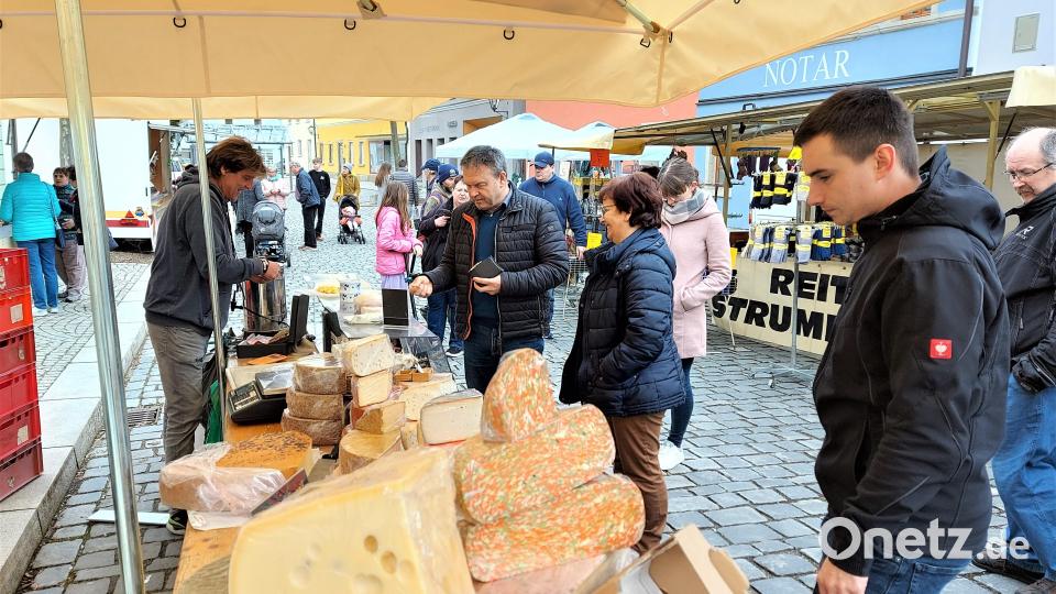 Für seine Spezialitäten aus dem Salzburger Land hatte der österreichische Händler auf dem Marktplatz seine Kundschaft. Bild: lg
