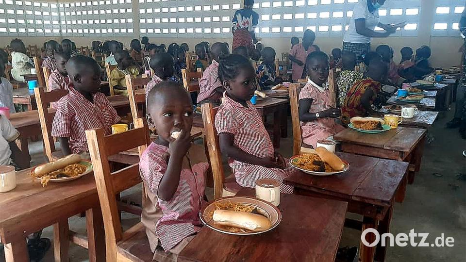 Das mundet den Buben und Mädchen: ein warmes Essen zu Mittag aus ihrer Schulküche, dazu Brot aus dem ebenso hauseigenen typisch afrikanischen Stein-Backofen. Bild: David Djore Dare