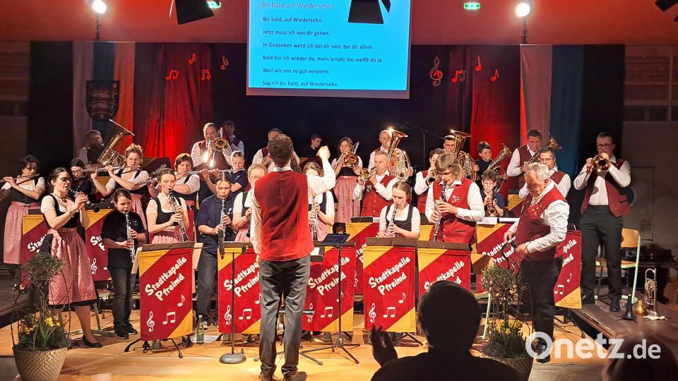 Die Stadtkapelle Pfreimd und die Nachwuchsgruppe &quot;Jump&quot; begeisterten das Publikum beim der Jubiläums-Serenade in der Landgraf-Ulrich-Halle. Bild: Andrea Wagner/exb