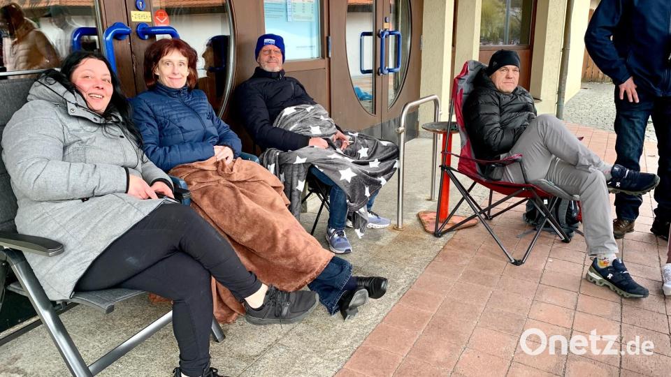 Die Fans nehmen für Tickets zum Final-Playoff der Blue Devils Weiden lange Wartezeiten in Kauf. Bild: Gabi Schönberger