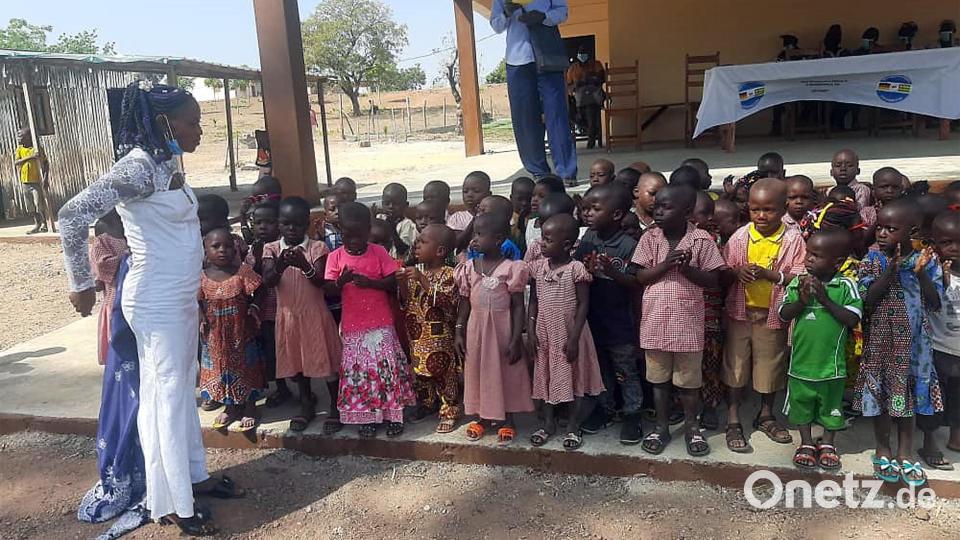 Zur Einweihungsfeier ihrer neuen Kantine für Schule und Kindergarten in Bassar treten die togolesischen Kinder mit ihrer Lehrerin gerne brav und absolut diszipliniert an, wie sie überhaupt mit viel Verständnis und Geduld für ihr Alter ihre oft nicht leichte Kindheit meistern. Bild: David Djore Dare