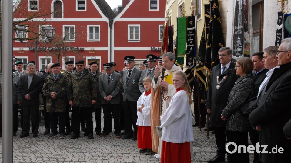 Pfarrer Werner Sulzer segnete das Kriegerdenkmal Bild: pop