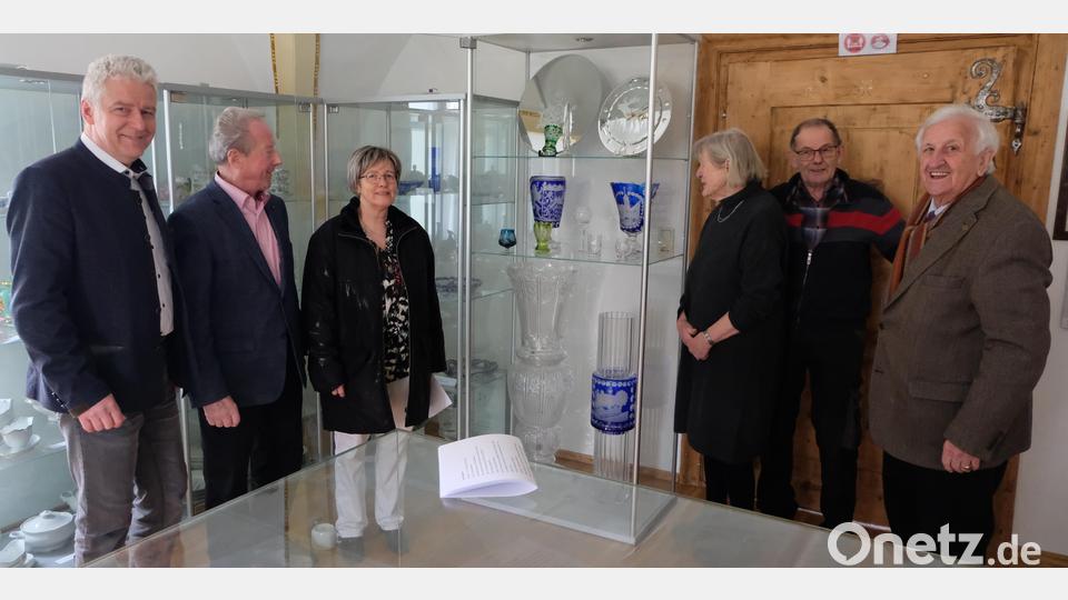 Bürgermeister Robert Lindner, Vorsitzender Erich Schieder, Museumsleiterin Karin Pausch, Glasermeister Bernd Schnappauf und Bürgermeister a. D. Fred Lehner (von links) waren erfreut, dass Christine Wirth (Dritte von links ) ganz im Sinne ihres Schwiegervaters und ihres verstorbenen Mannes Willibald handelte und die Kunstwerke als Dauerleihgabe für das Museum zur Verfügung stellte. Bild: Christine Schreiber/exb