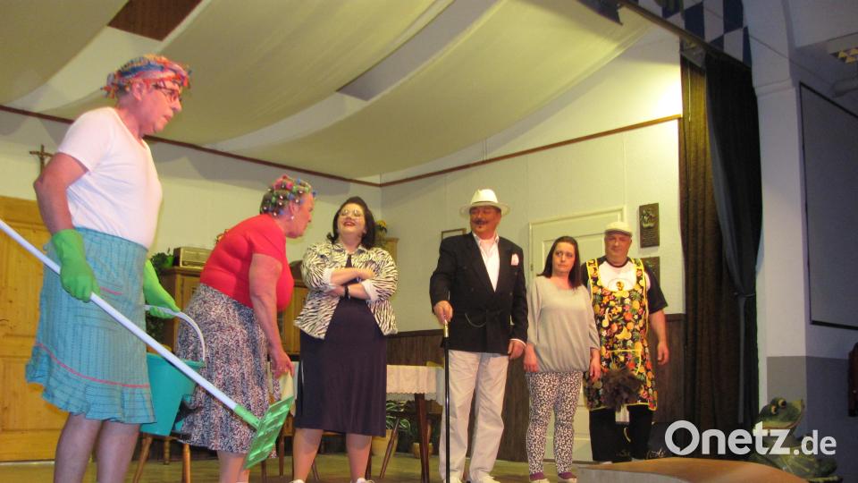 Schaffen es die unter der Fuchtel ihrer Frauen stehenden Männer sich daraus zu befreien? Auf dem Bild von links:Alfons Lebegern, Gabi Reißer, Karina Prölß,Heribert Ficker, Carmen Stubenvoll und Manfred Kraus. Bild: sei