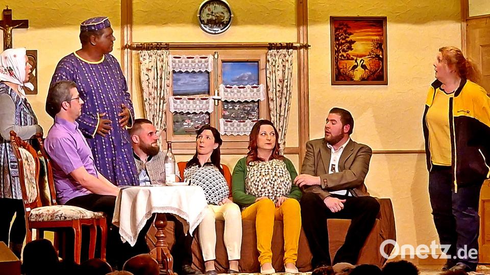Die Theatergruppe Letzau punktet mit dem Schwank in drei Akten &quot;Besuch aus Afrika&quot;. Bild: R. Kreuzer