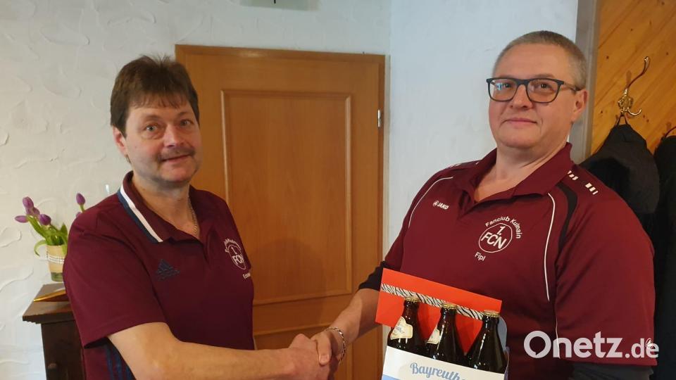 Vorsitzender Rainer Bayer (links) überreichte den scheidenden Organisationsleiter Rüdiger Veigl ein Präsent Bild: jsa