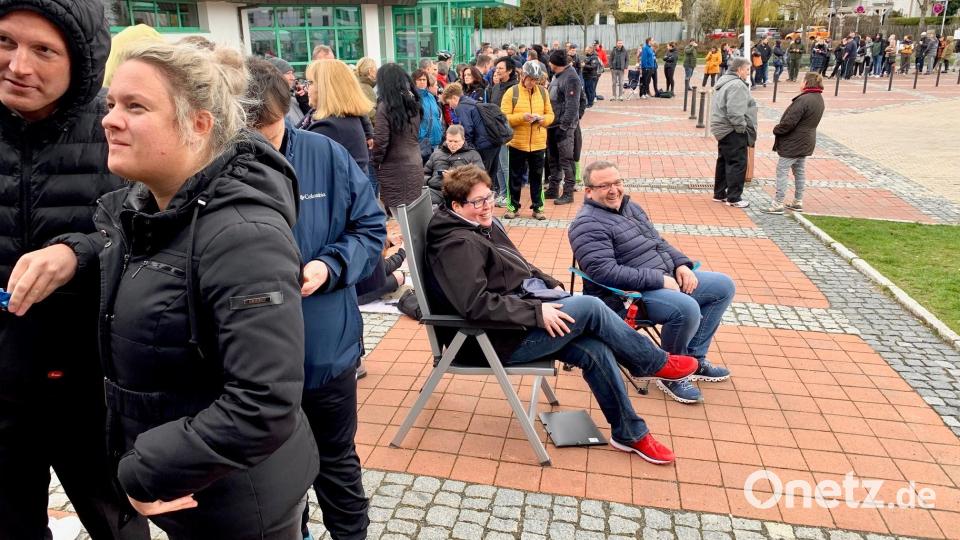 Die Fans nehmen für Tickets zum Final-Playoff der Blue Devils Weiden lange Wartezeiten in Kauf. Bild: Gabi Schönberger