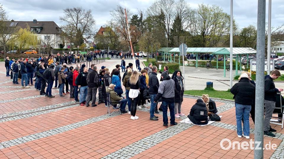 Schon weit mehr als eine Stunde vor dem Start des Vorverkaufs standen die Fans Schlange vor der Hans-Schröpf-Arena. Bild: Gabi Schönberger