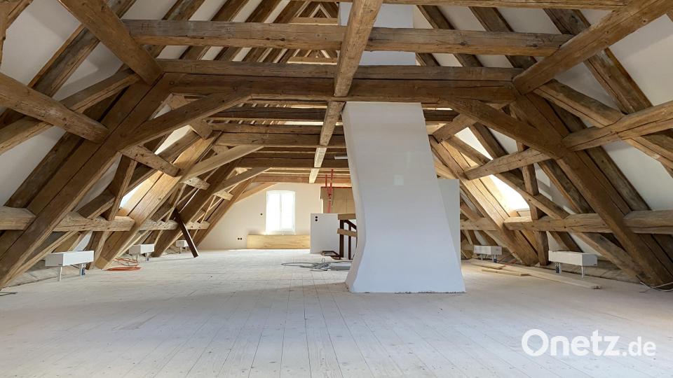 Die Fichtenhölzer im Dachstuhl wurden nachweislich in den Wintermonaten 1724 auf 1725 geschlagen. Der historische Dachstuhl wurde aufwendig instandgesetzt, eine Aufsparrendämmung sowie die Sichtschalung angebracht. Bild: Verein &quot;Freunde Kooperatorenhaus Beidl&quot;/exb