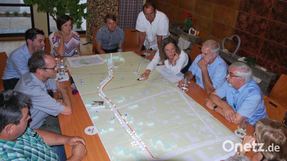 Breiten Raum nahm vor sechs Jahren bei Planungsdiskussionen mit Bürgern und Markträten das Thema Gestaltung und Sanierung der Miesbergallee ein. Tanja Korzer (Mitte) moderierte damals. Archivbild: mab