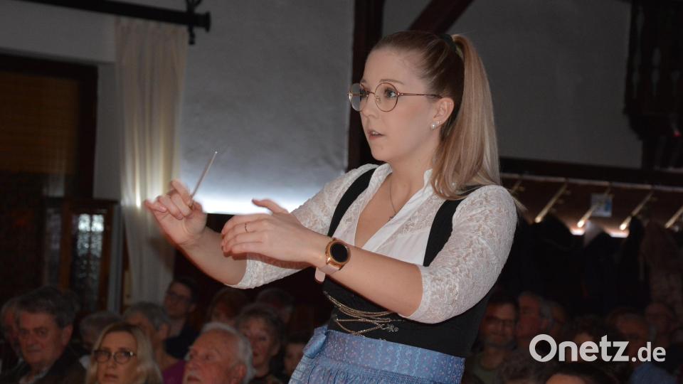 Laura Dietl führt Regie bei der Konnersreuther Blaskapelle. Bild: jr