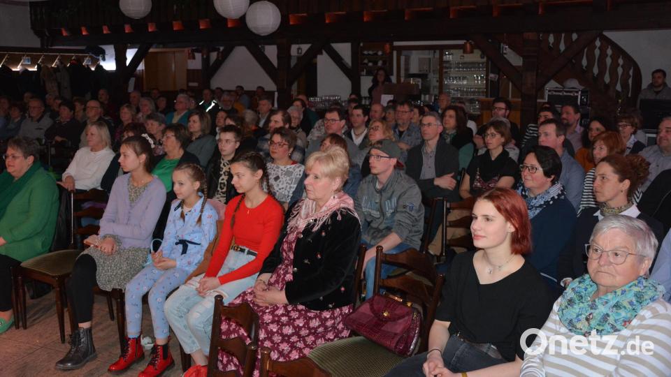 Blick in den nahezu vollbesetzten Schiml-Saal. Bild: jr