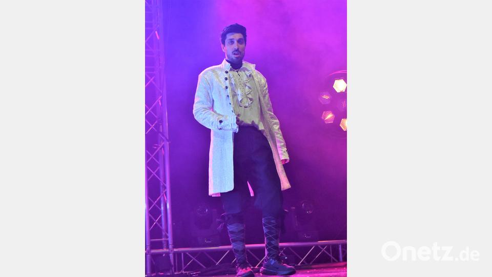 Der deutsch-französiche Schauspieler, Sänger und Tänzer Christophe Vetter brachte französiches Flair mit seiner einzigartigen Stimme in die Show. Bild: rgr