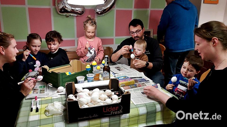 Eier bemalen geht auch noch nach dem Osterfest. Die Kinder der Brandweihersiedler sorgten schon mal für das nächste Jahr vor. Bild: R. Kreuzer