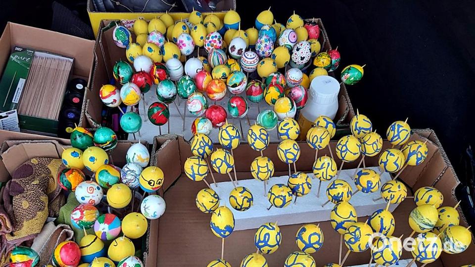 200 Eier bemalen geht auch noch nach dem Osterfest. Die Kinder der Brandweihersiedler sorgten schon mal für das nächste Jahr vor. Bild: R. Kreuzer