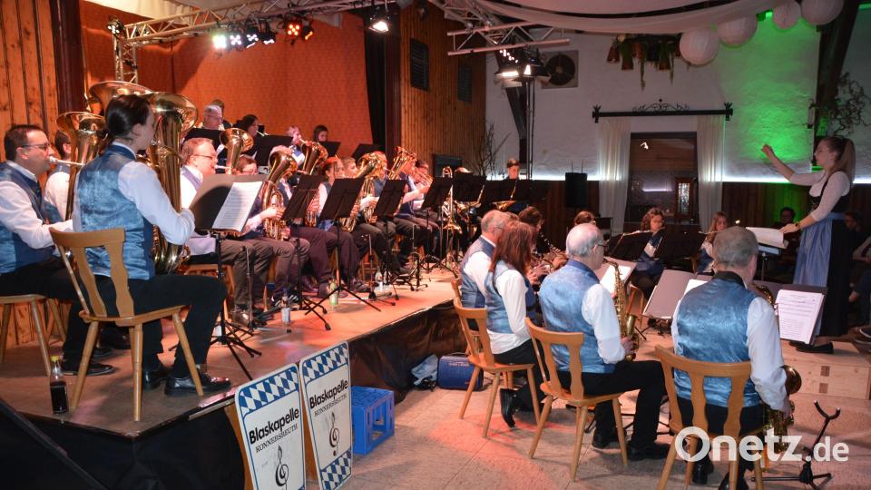 Die 35-köpfige Konnersreuther Blaskapelle beim Frühlingskonzert im Schiml-Saal. Bild: jr