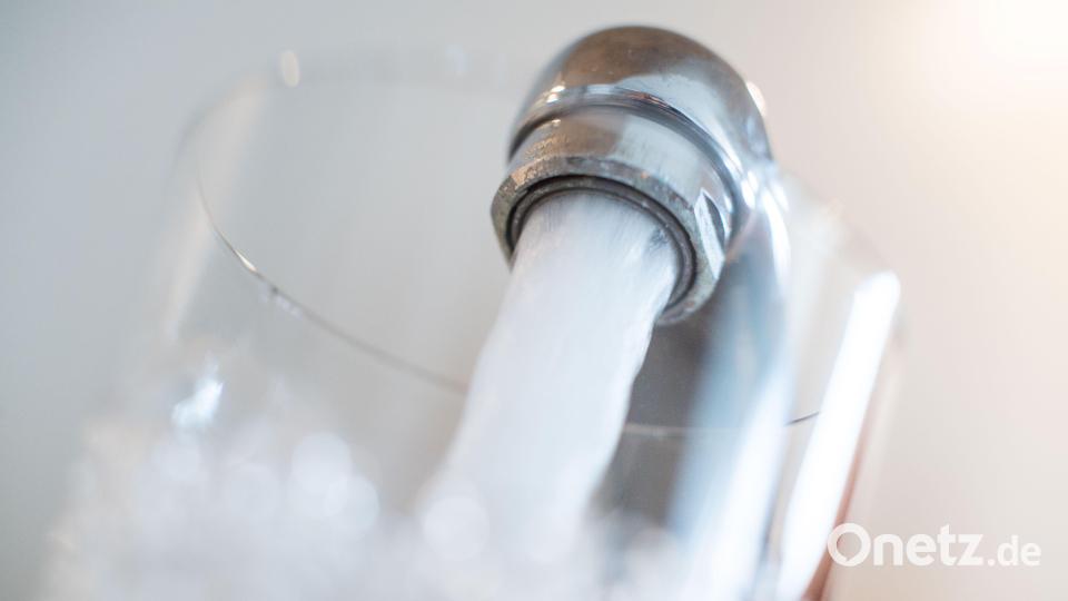 Die Wassergebührenerhöhung im Bereich der Nord-Ost-Gruppe fällt aufgrund der Strompreisbremse moderater aus. Symbolbild: Lino Mirgeler/dpa