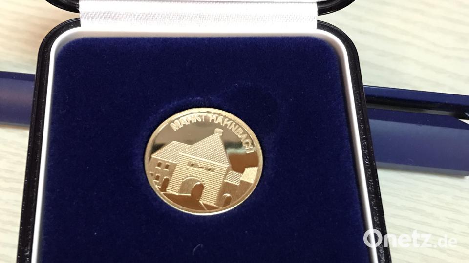 Mit einer wertvolle Medaille wurden Hahnbach Neubürger begrüßt. Bild: mma